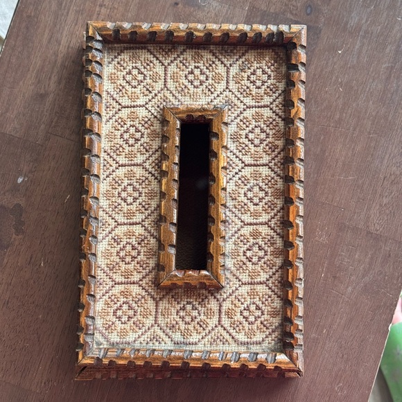 RARE FIND!! GORGEOUS vintage tissue holder box in excellent condition - Picture 3 of 7